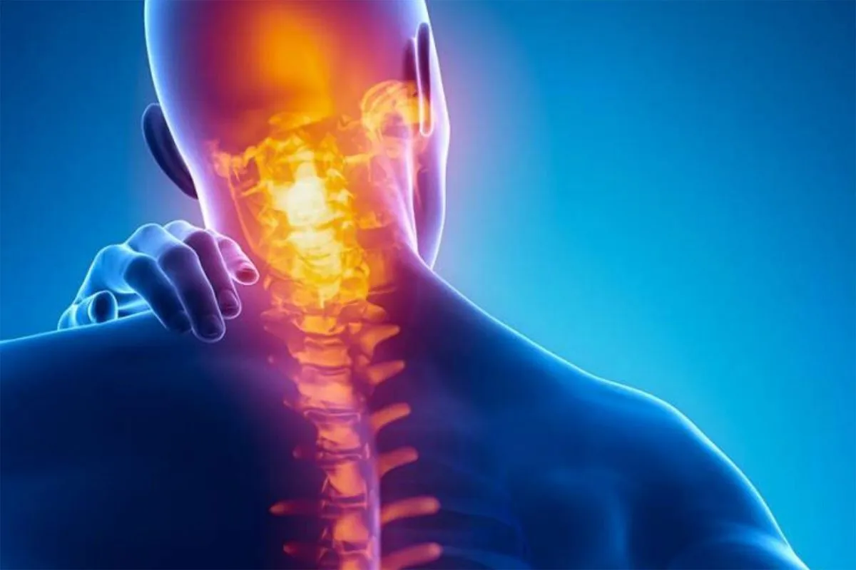 Examen postural et palpation de la colonne cervicale chez un chiropracteur à Paris 3