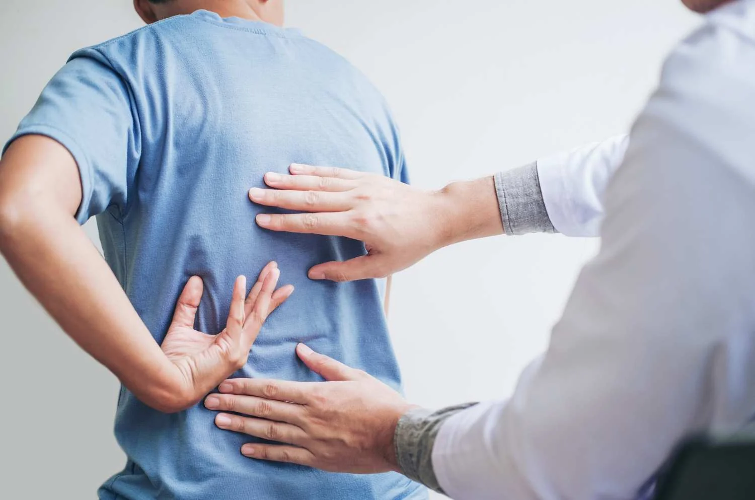 Palpation et ajustement de la colonne thoracique à Paris 3